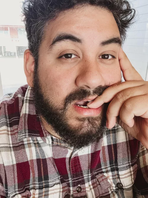 Okay, is it me or is biting sexy?? This pic is making me feel sexy 😊