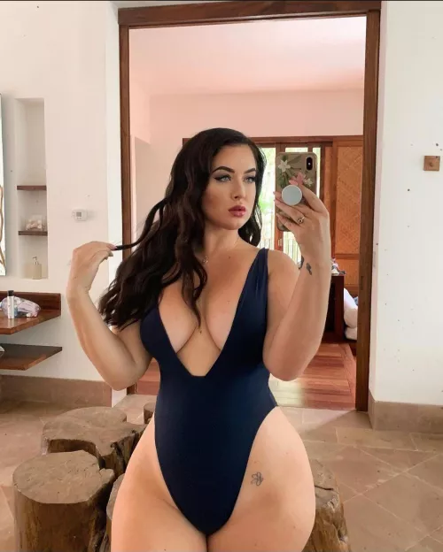 she's so fucking hot🤤