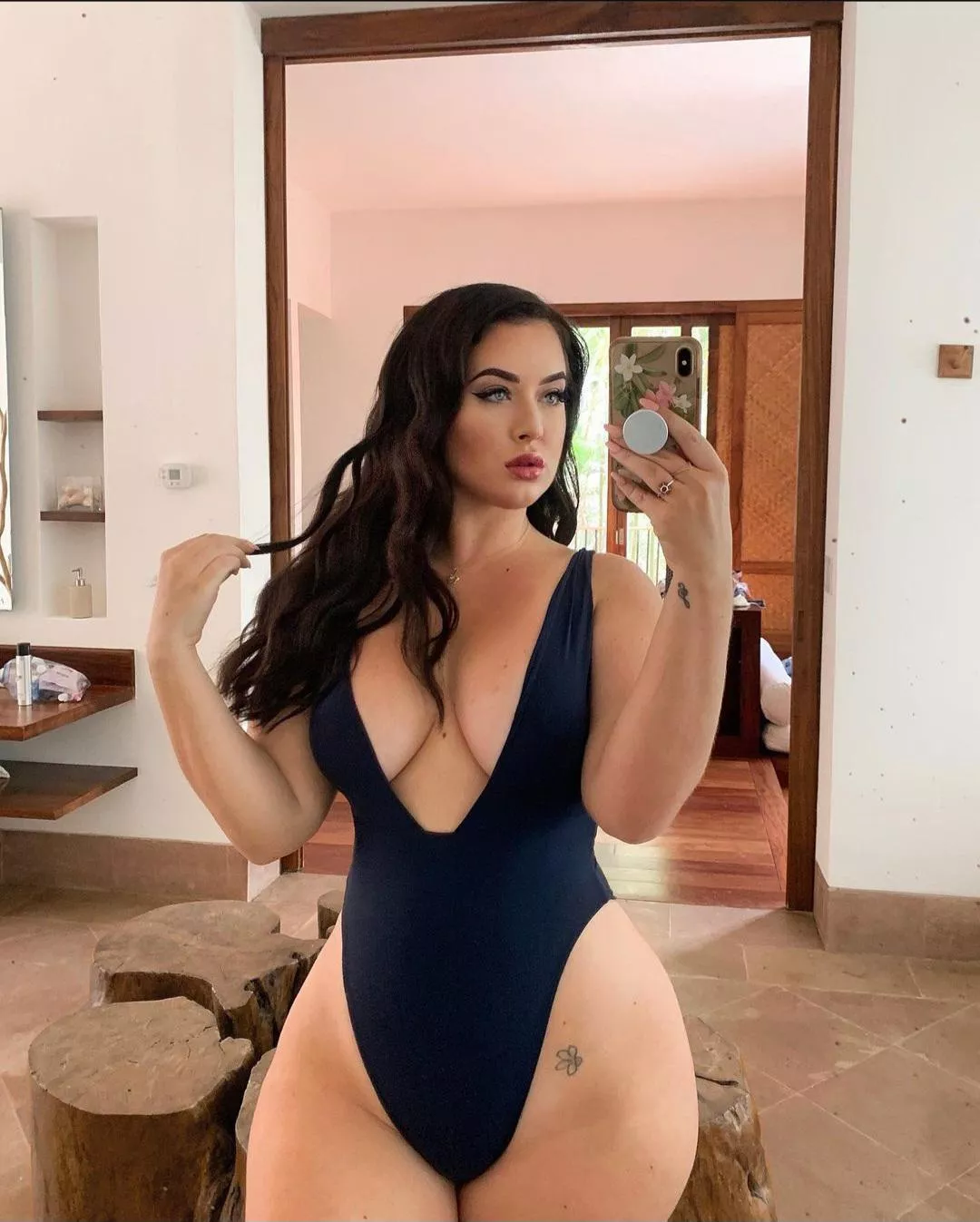 she's so fucking hot🤤