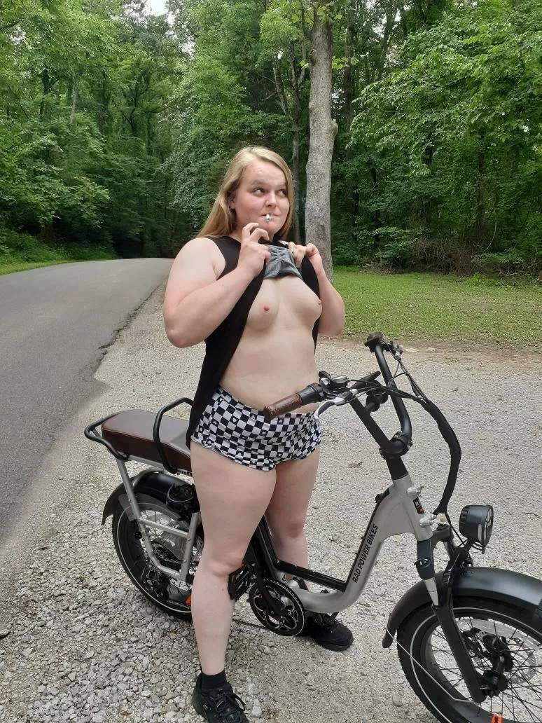 Smoking on my morning ride 😋✌️