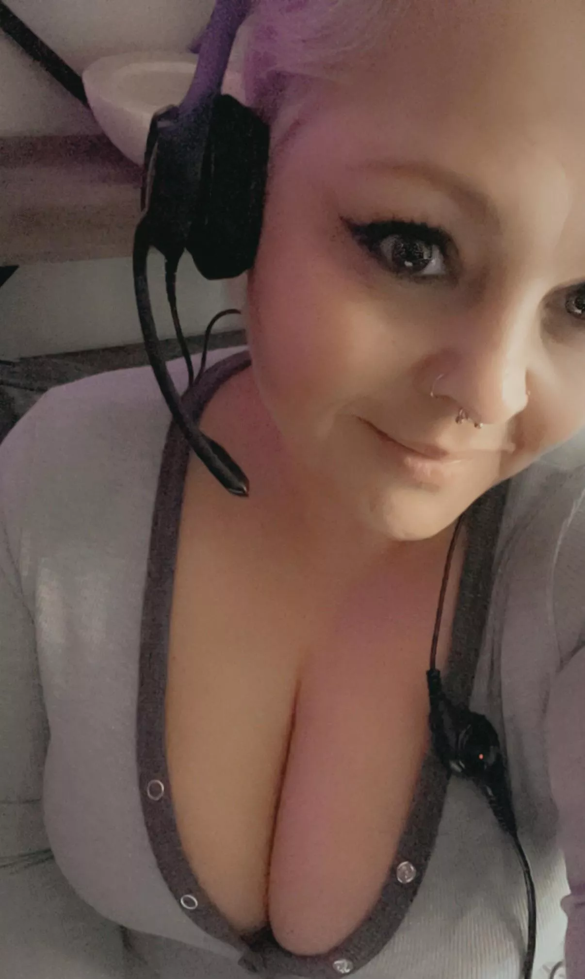 Trying to work but the girls just want to come out and play! Anyone wanna give me a 👋🏼