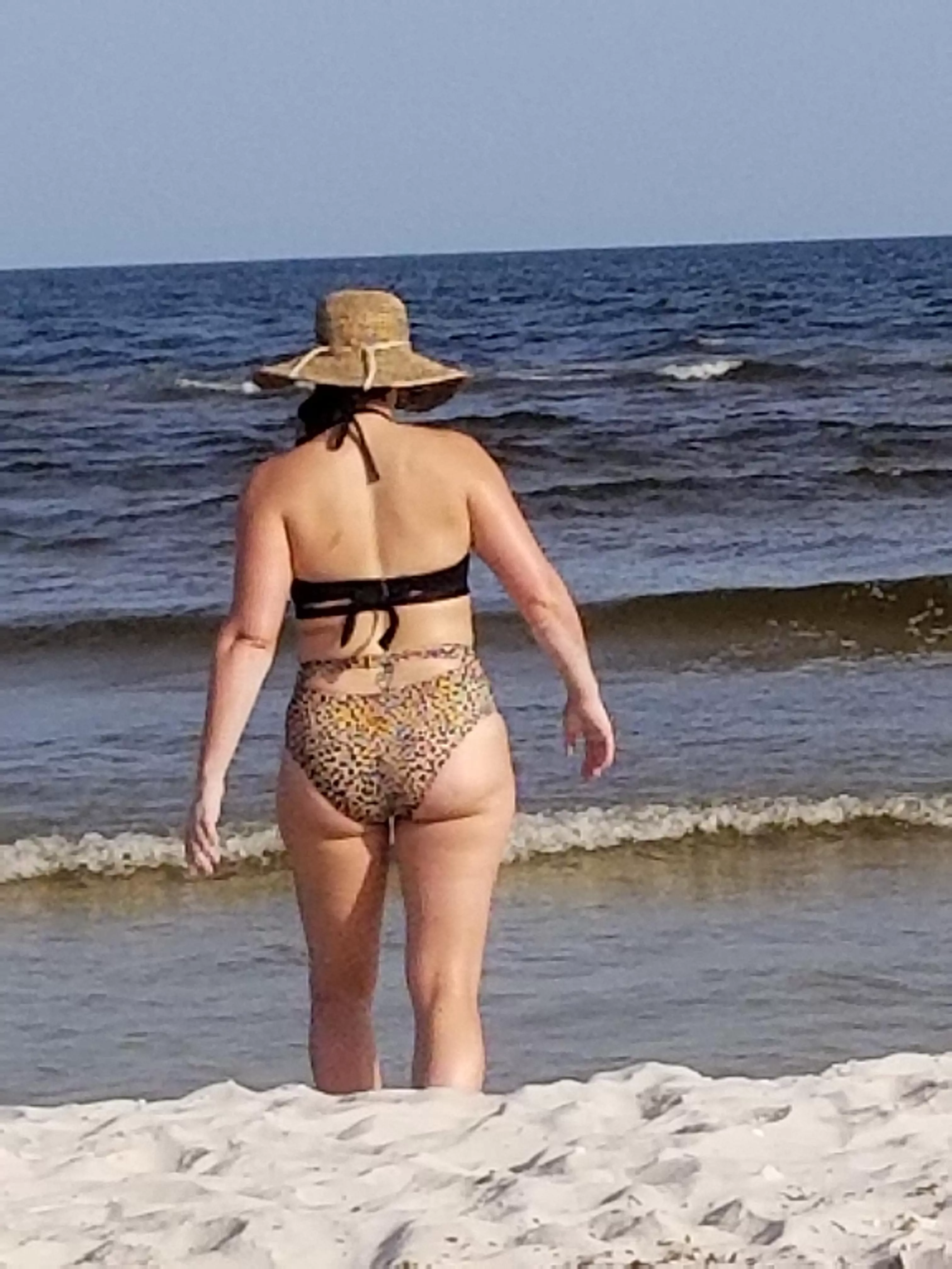 Wanna stroke to my pawg. Let's talk dirty about her.