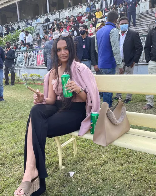 Who doesn't love Indian smoker girls😍