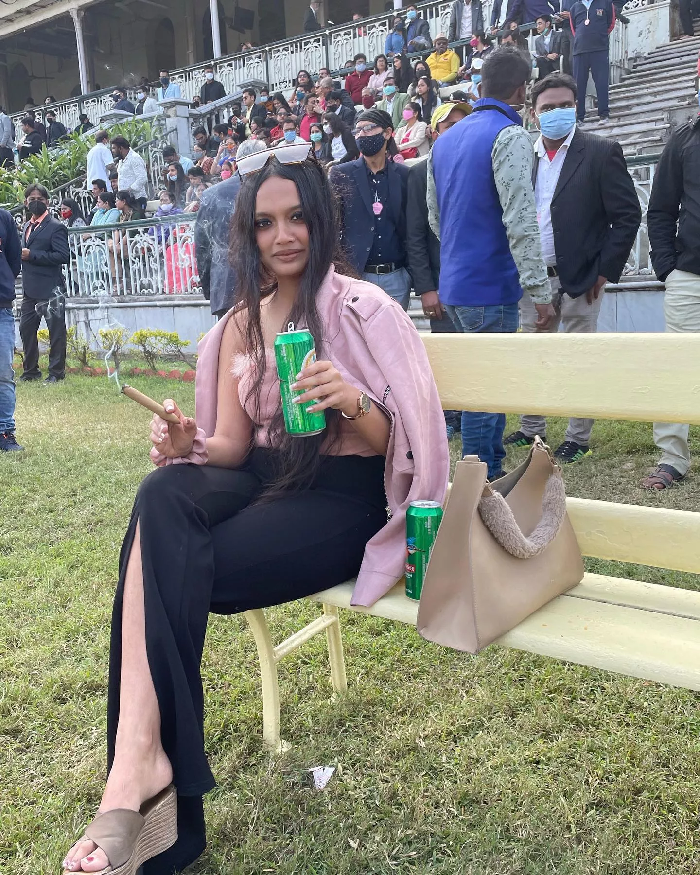 Who doesn't love Indian smoker girls😍