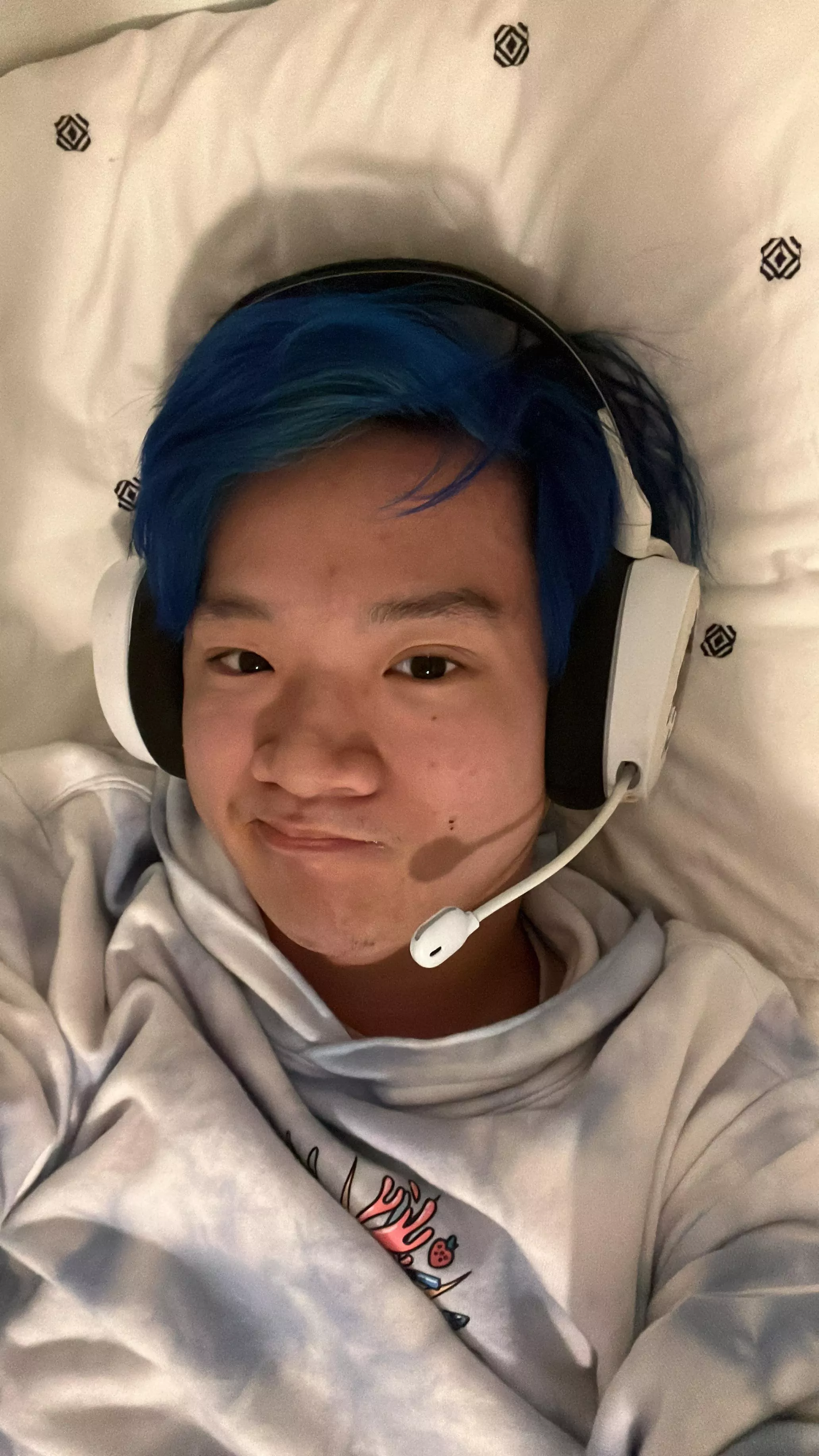 18 hey what’s up wanna chat bored lol