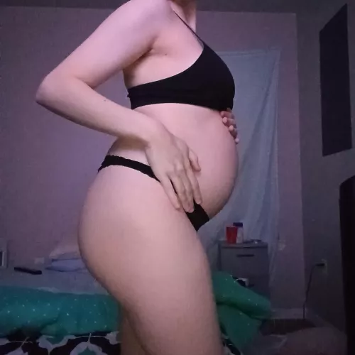 20 year old pregnant milf