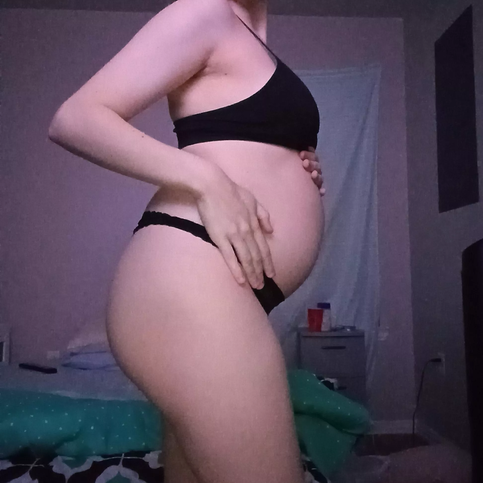 20 year old pregnant milf