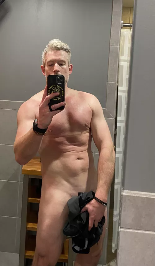 [42] Should I shower or do you prefer me sweaty?😉