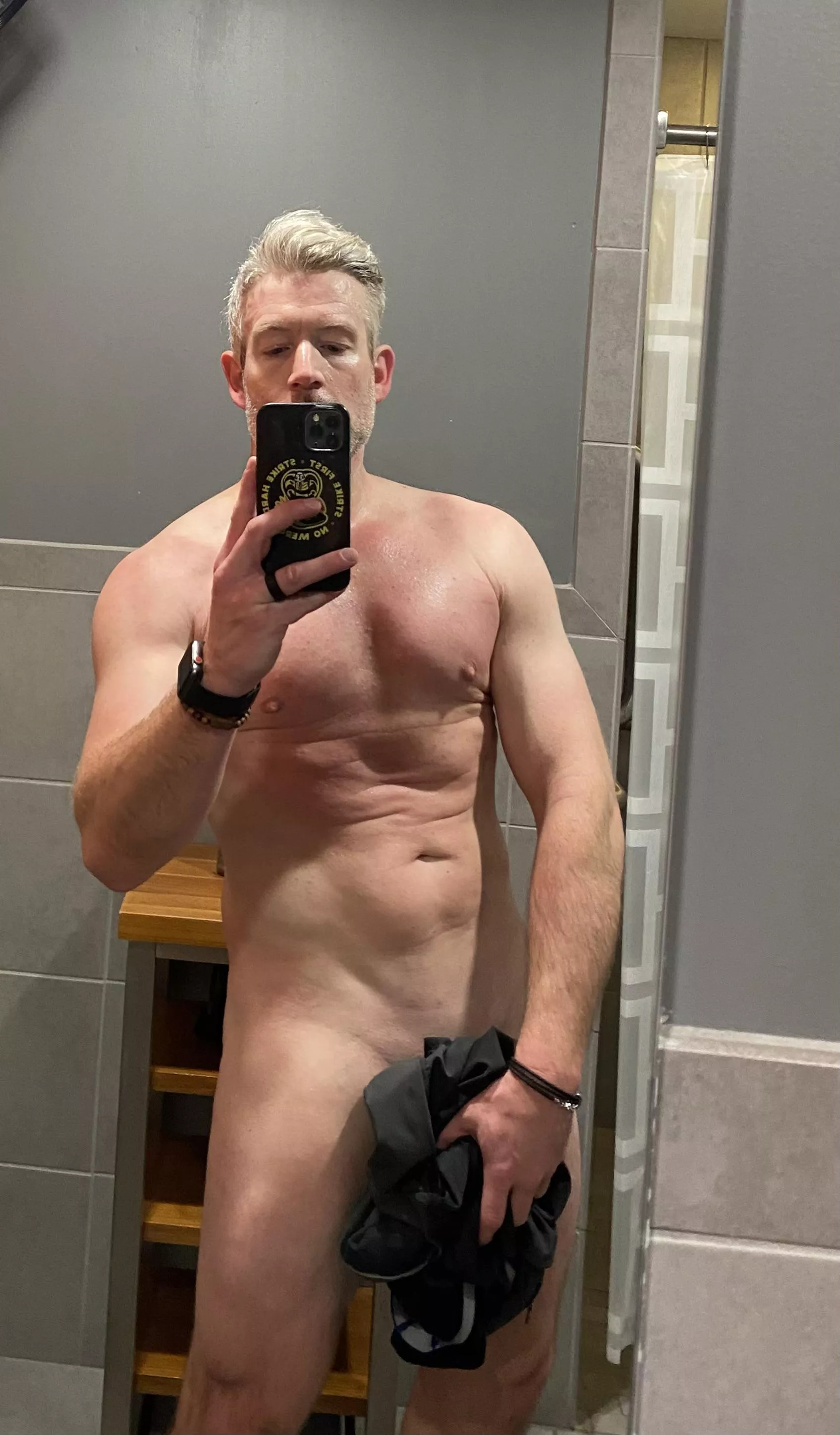 [42] Should I shower or do you prefer me sweaty?😉