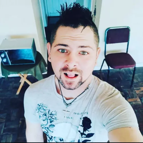 Anyone wanna play some LoL with a beginner Noob from SA? 😁