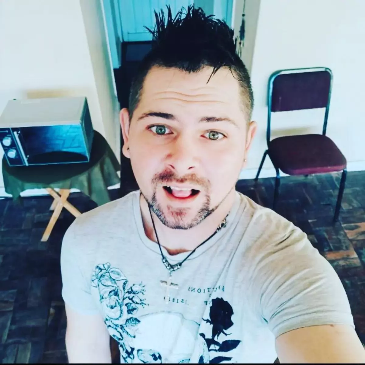 Anyone wanna play some LoL with a beginner Noob from SA? 😁