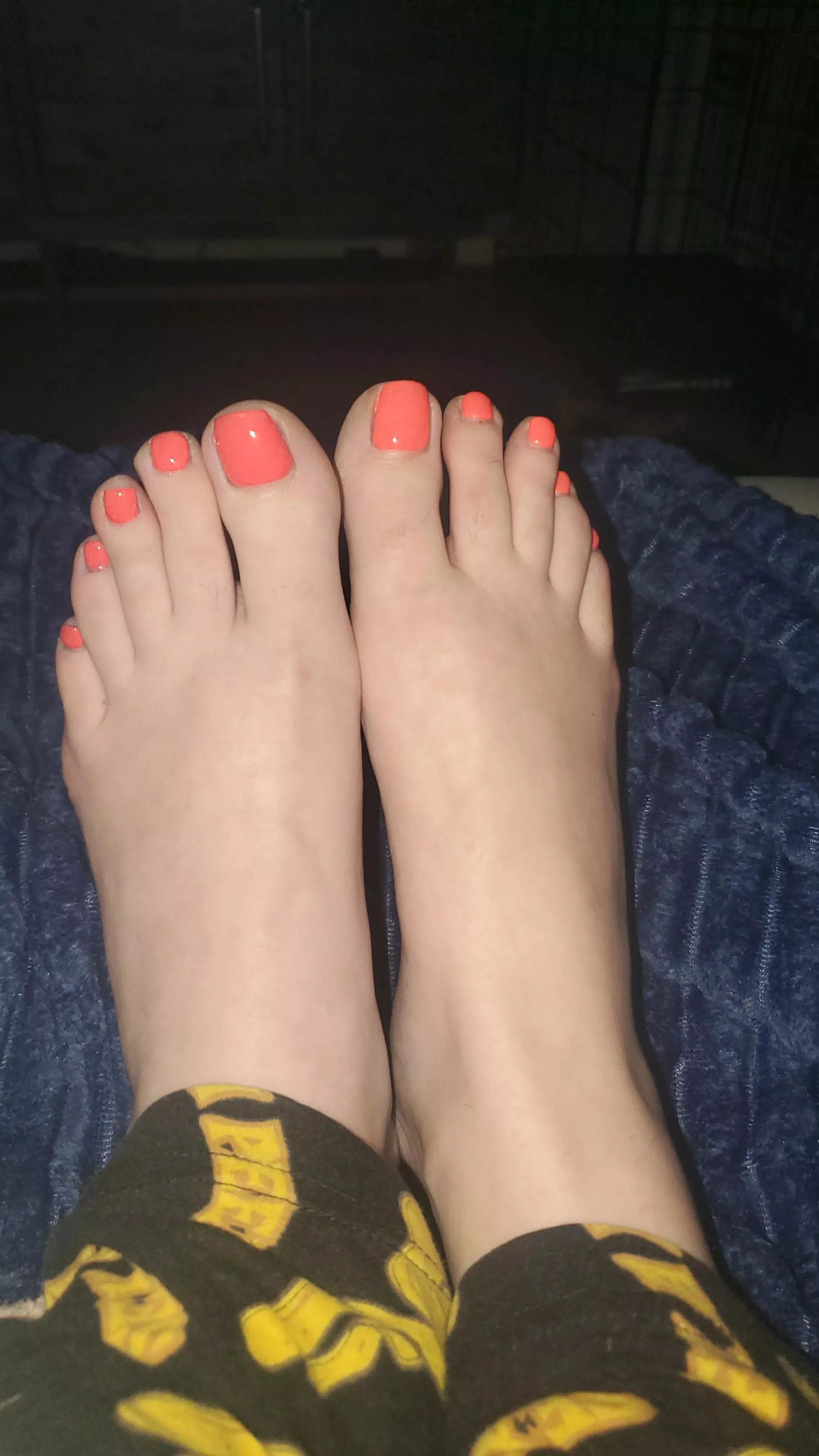 aren't my feet pretty enough to eat? loving the coral polish too