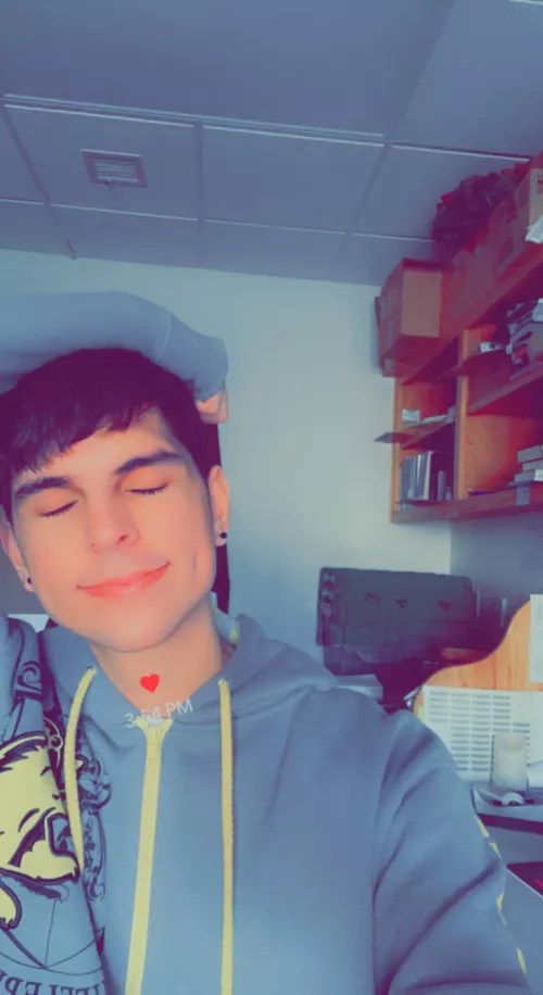 been really getting into chess lately because it’s fun, and a nice distraction from LoL. But i’m so ASS 🥲🥲