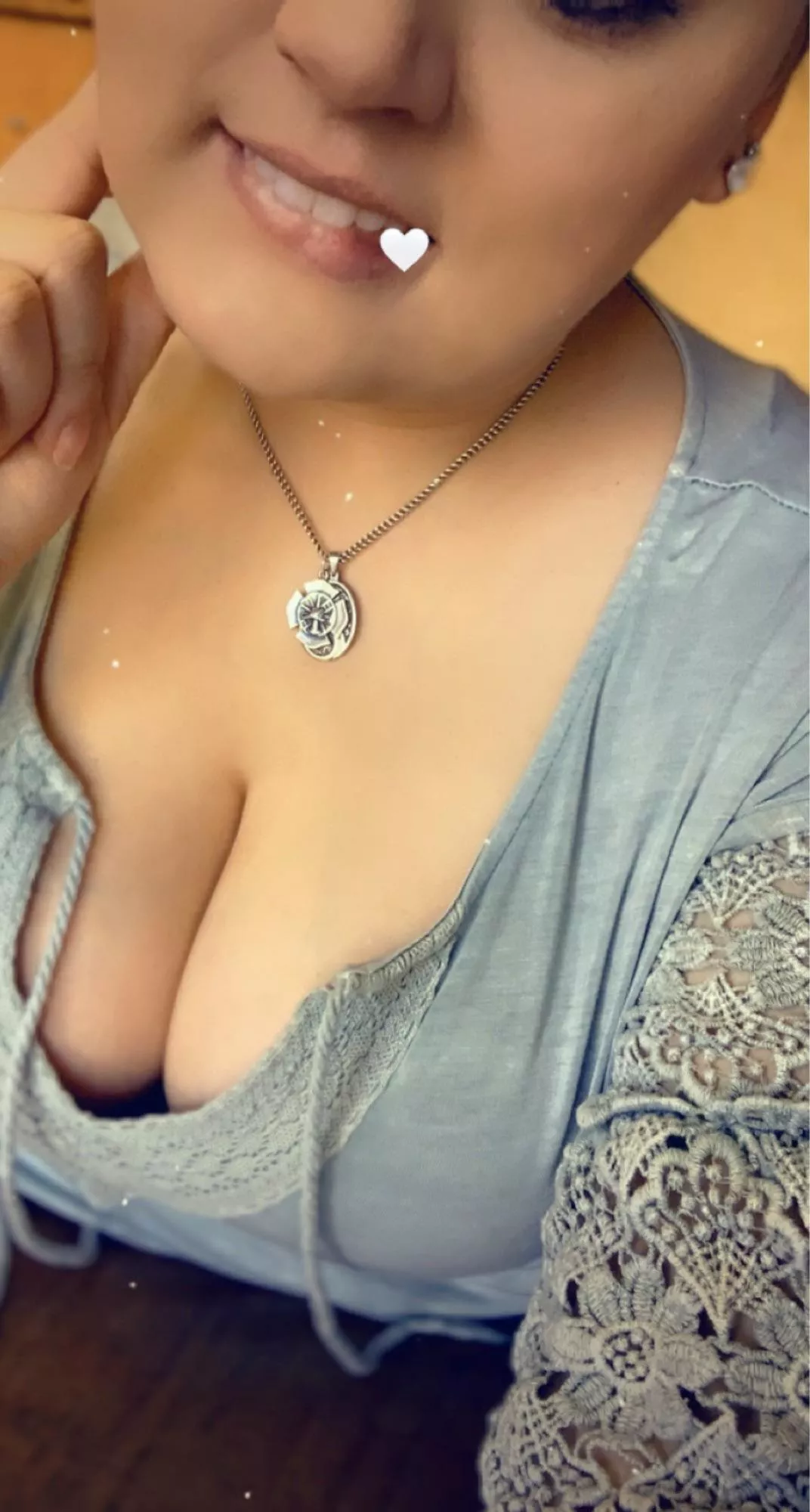 Bored af at the o[f]fice anyone have any ideas to keep me entertained? 😘😉