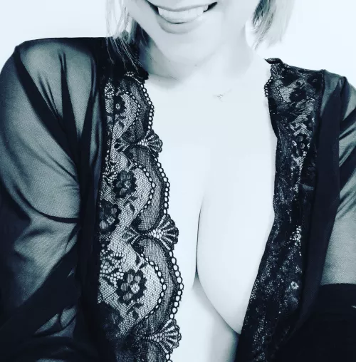 Classy black and white 😈🖤