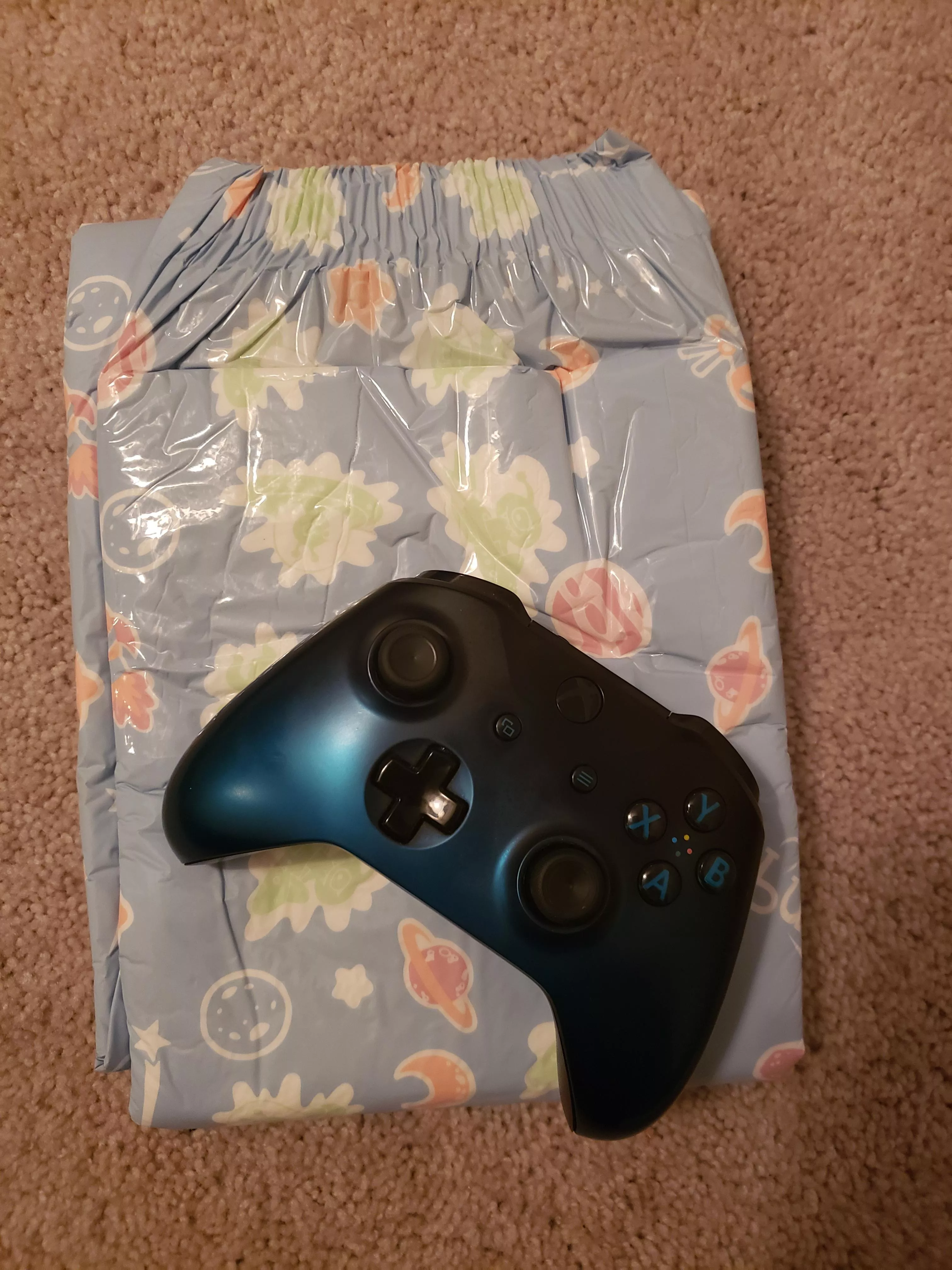 Diapered up and ready for some video games! What're your favorite diapers for late nights playing video games? Mine are either ABUSpace (which I'm wearing) or Alphagators!