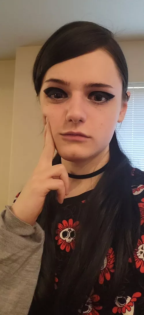 Did my hair and makeup to just sit around the house and feel cute lol 🦇🖤🦇