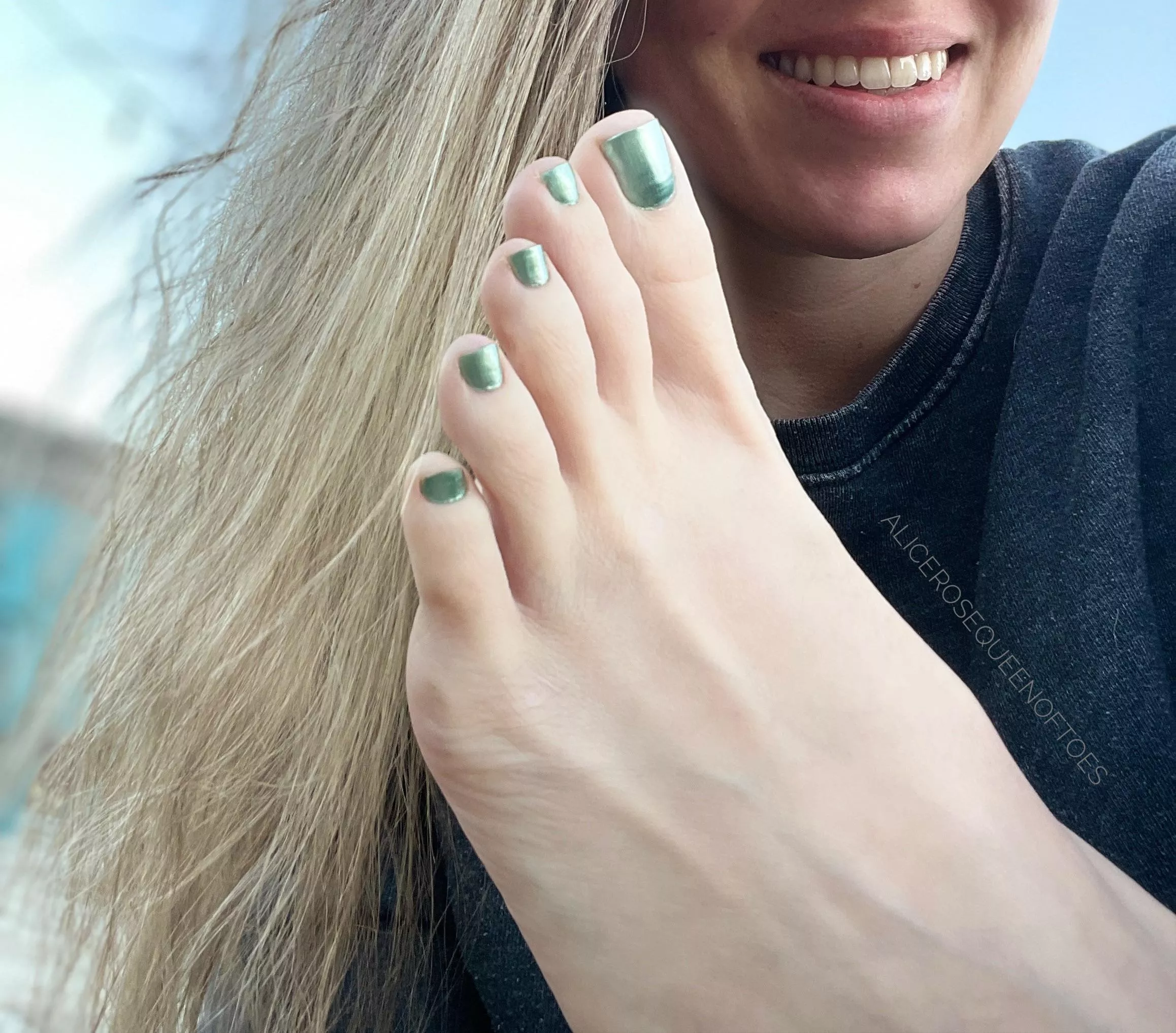 Do my toes look more kissable, lickable or suckable? 🤔😉
