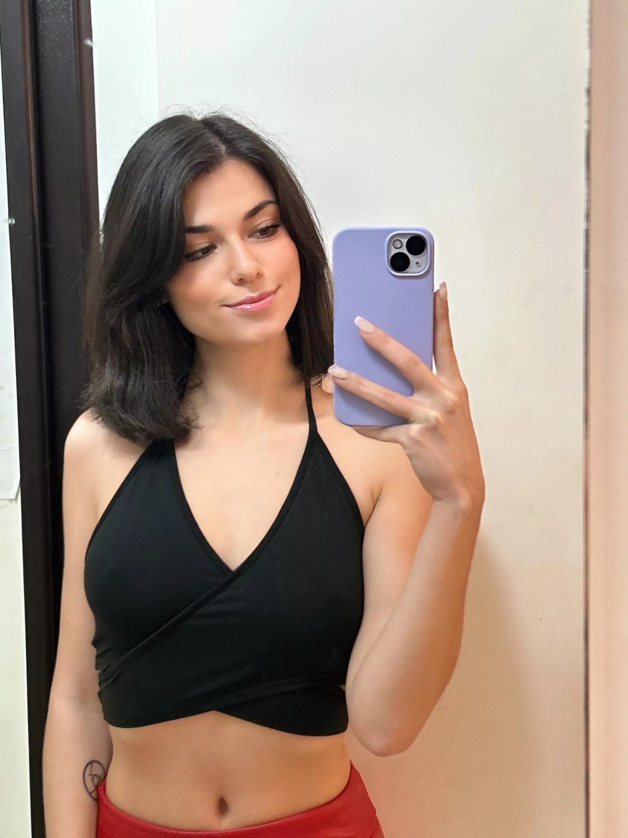 Do you like this crop top? 🖤 f23