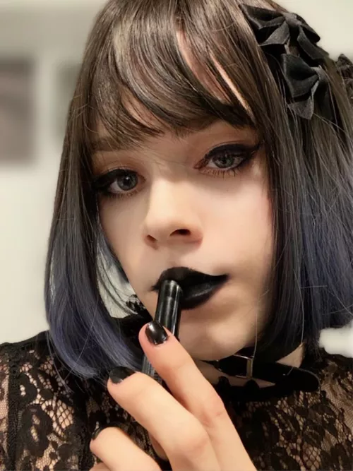 🖤get your self a boy who can do his own makeup🖤