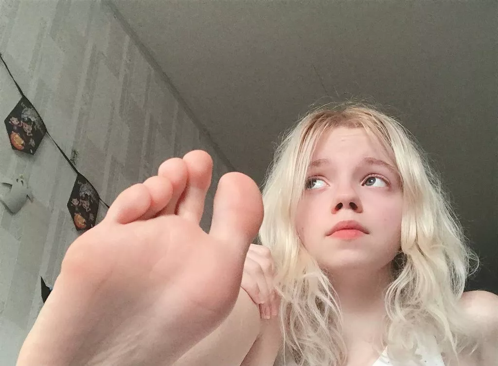 I'm a kitten with peachy paws 🐾