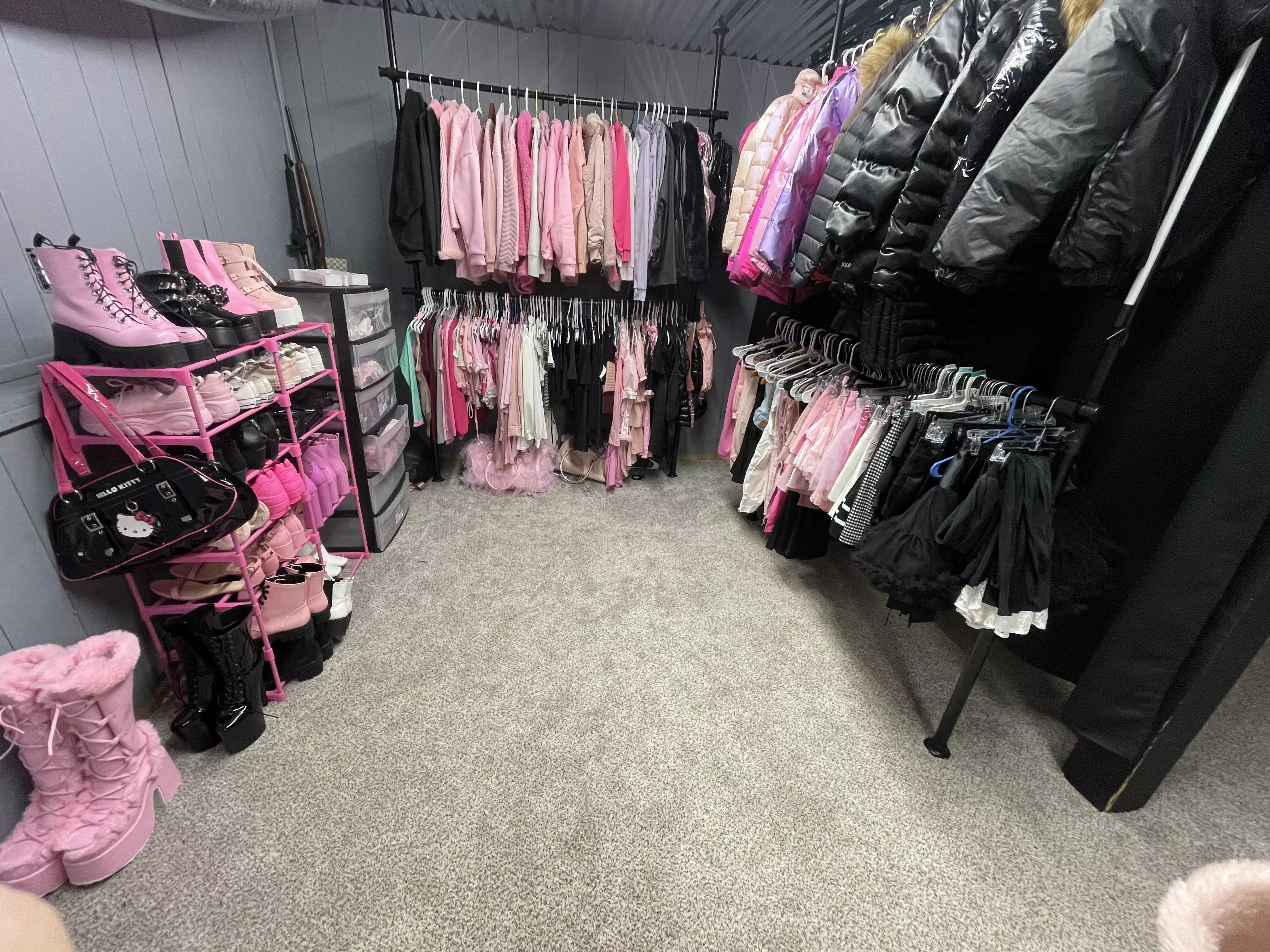 in love with my wardrobe💗🖤