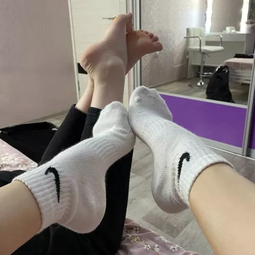Is it better in socks or without? [f]