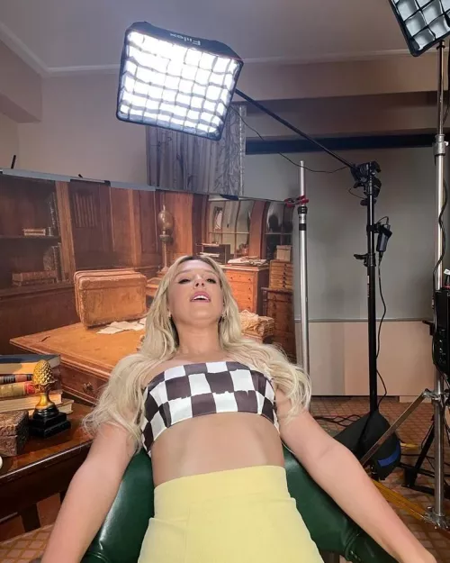 Let's get hard & circlejerk over Millie Bobby Brown