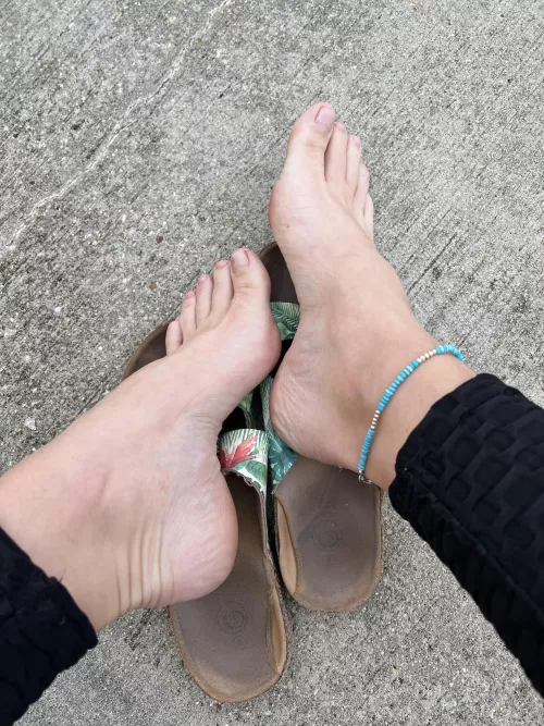 Mid workday shoe break! I like being nude at work 😜