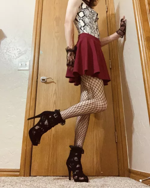 my leg pops when im excited :3