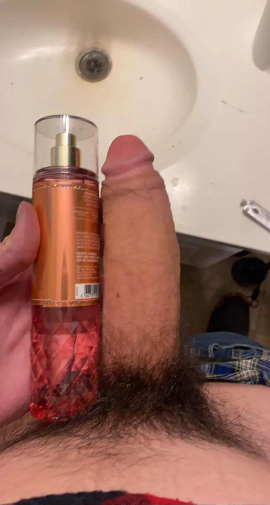 My soft cock next to body spray it only gets Bigger and thicker 😈💦