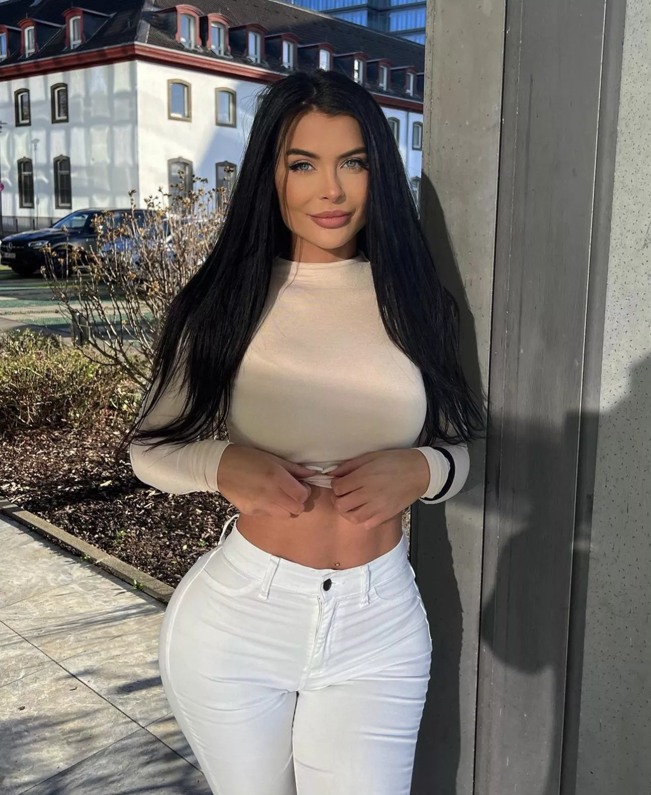 Perfect body to present in a croptop