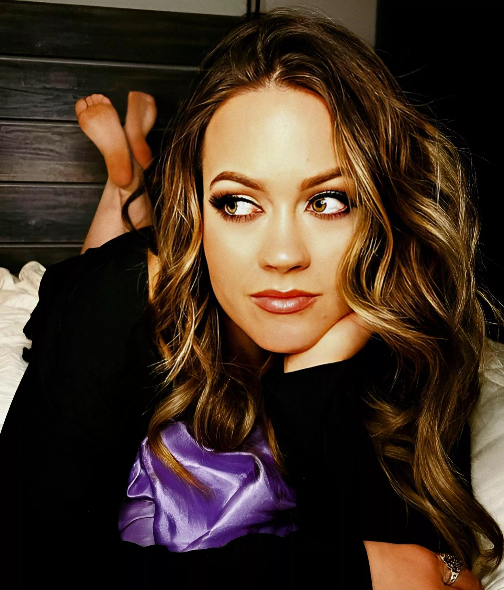 pretty woman _ feet in the pose