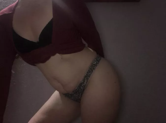 [proof] Who tributes my slutty 33yo Women right now? She‘s super natural.A real grown women, wife, not for porn- or model seechers, „only a real slut with a nice pussy and tiny Titts“. (no facepic) Dm me for more informations.