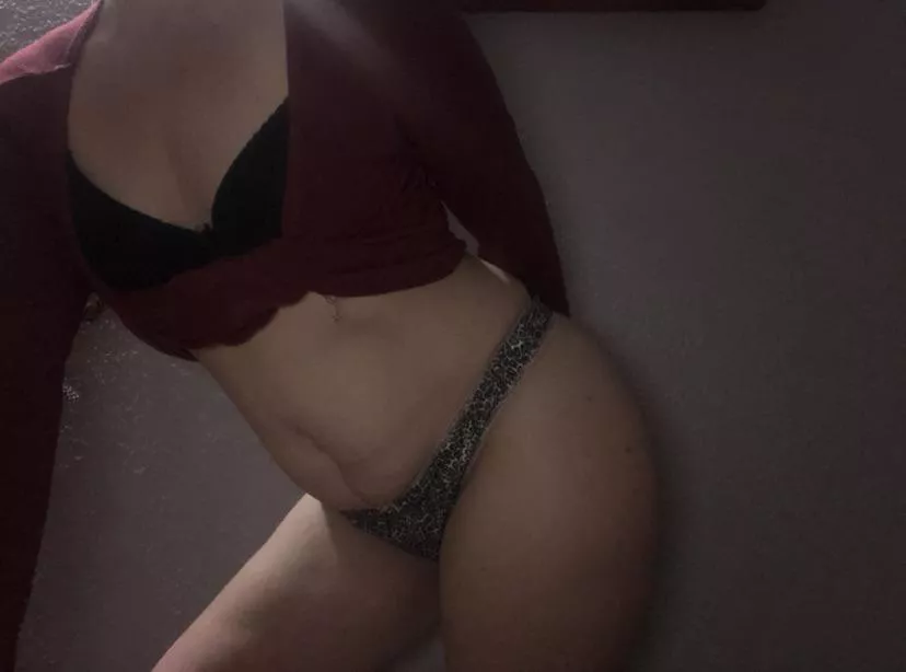 [proof] Who tributes my slutty 33yo Women right now? She‘s super natural.A real grown women, wife, not for porn- or model seechers, „only a real slut with a nice pussy and tiny Titts“. (no facepic) Dm me for more informations.