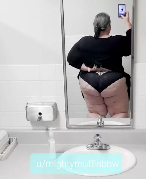 Quick work bathroom selfie 🍑🤳🏻 #mightymuffinbbw #bbwass #bbwpublicpics