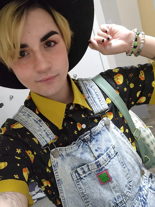 Went to Puss n Boots covered in froggies 💕🐸🌻