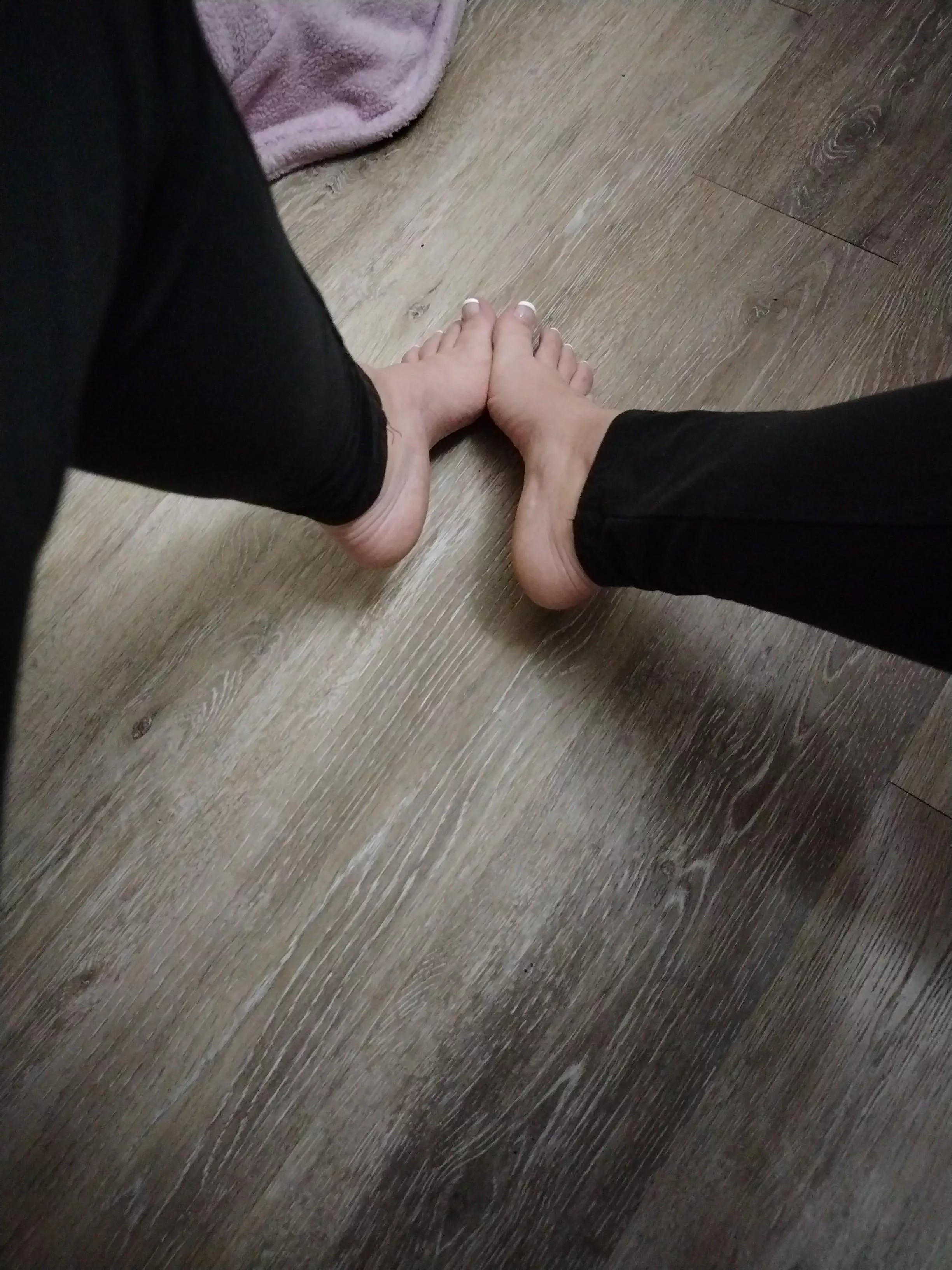 who wants to rub my feet? 😏