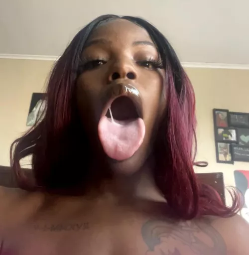 Wide tongue, wet mouth 💦