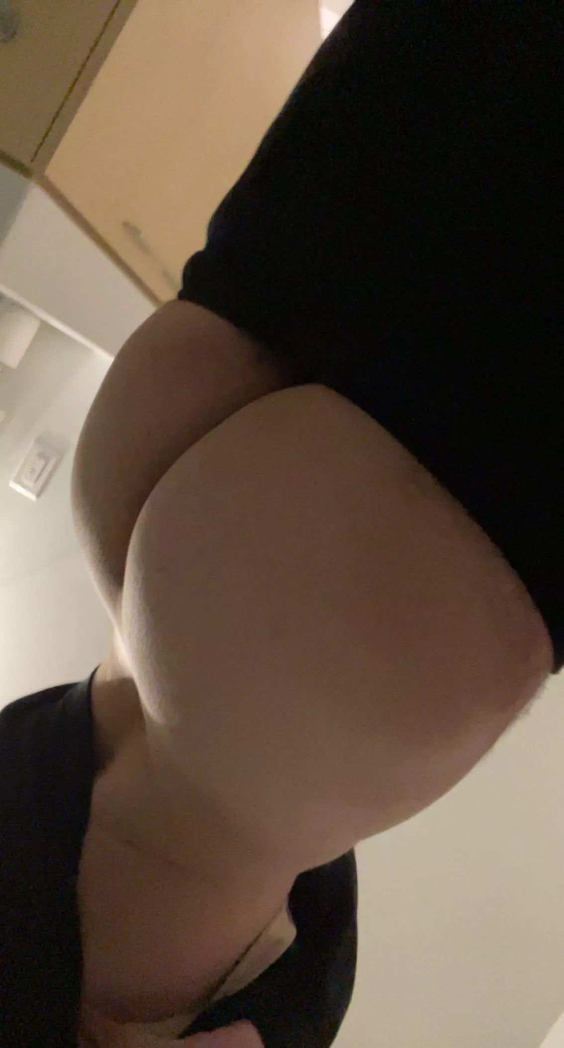 18, -3bottom looking for tops my age or a year difference ONLY @ashtonmcc21