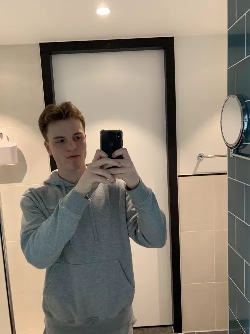 18 bottom british lad from UK. Toned and masc. looking for HUNG tall hot big cock tops. Send face on add. Snapchat is ollietommy22