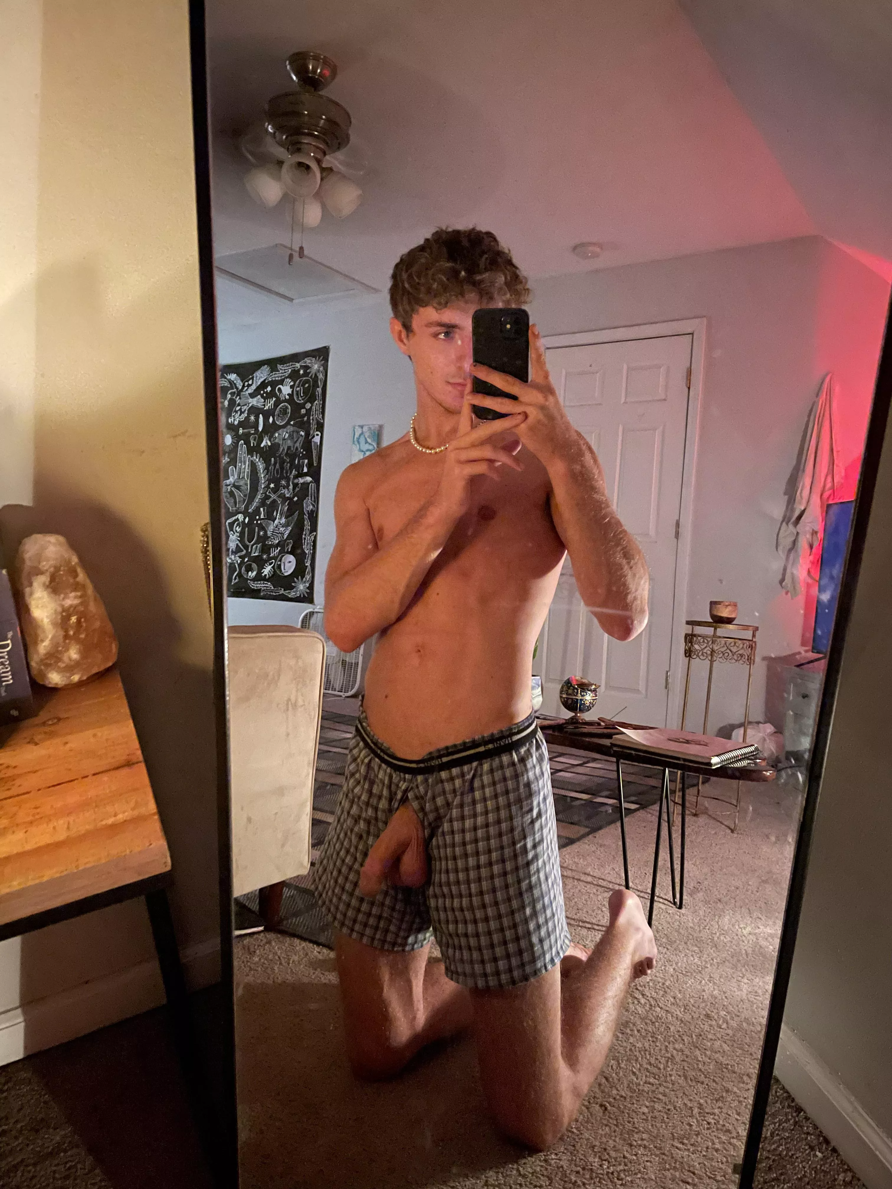 (22) just a hung twink looking to get serviced