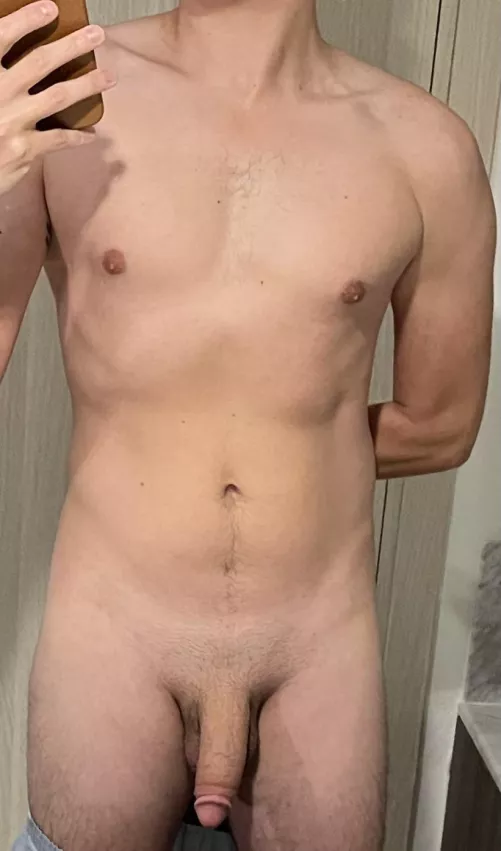 28 hung babyfaced masculine guy with a toned twink body