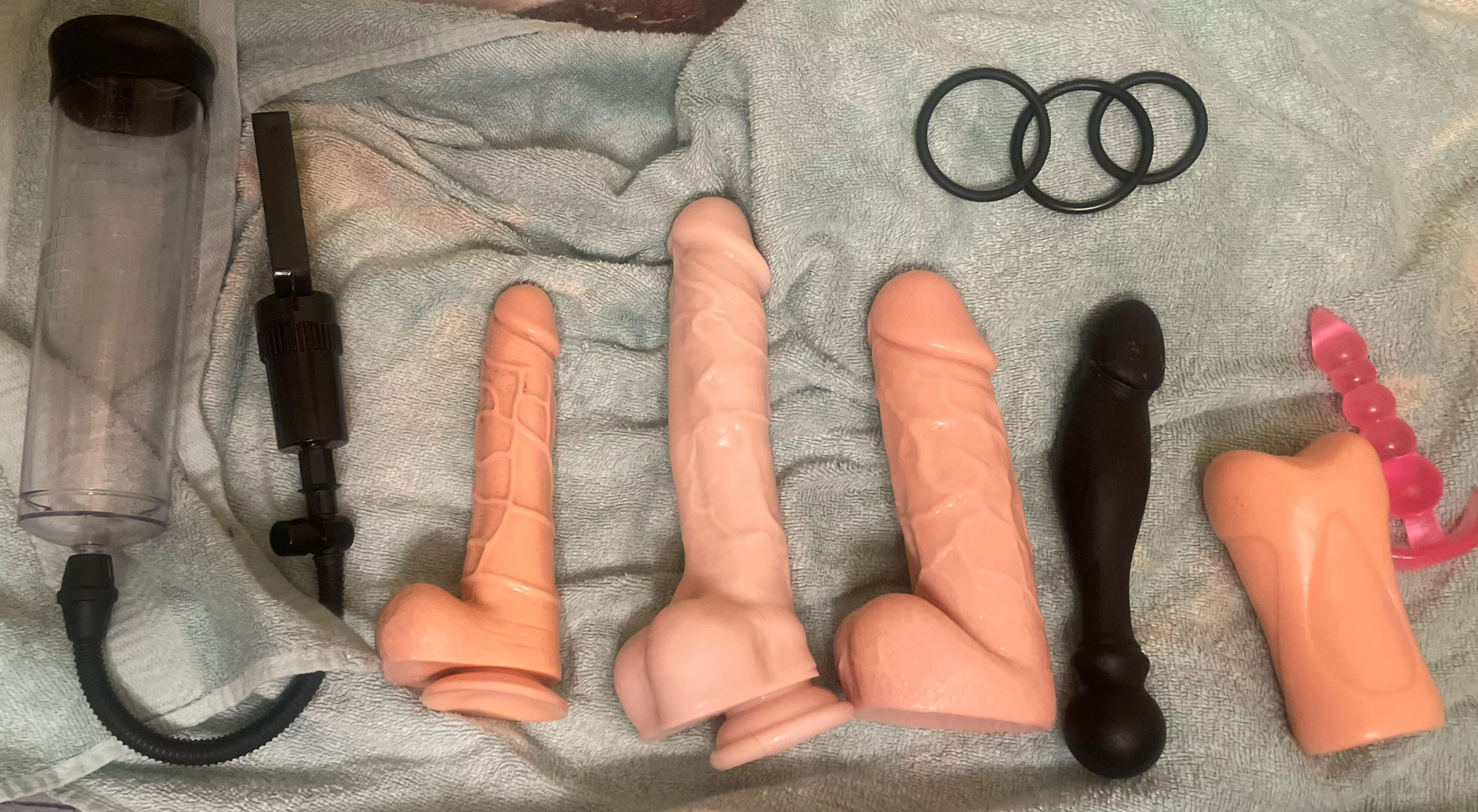 28M gay who loves to play with dildos, but also shaking my head remembering I played with every single one on webcam last night