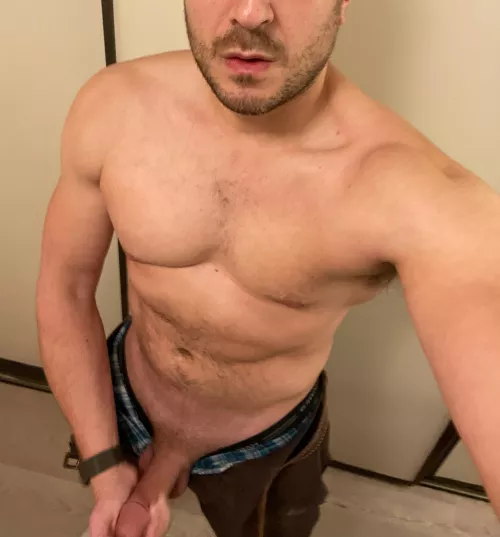 35 yr old, fit guy looking for handsome in shape guys to cum with me live. Face is must. Sc: jayman412