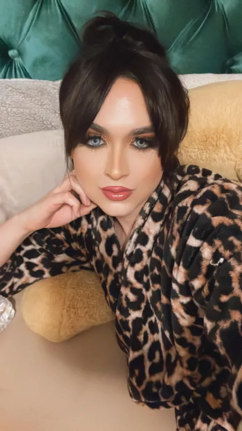 A little glam and Netflix 💁🏻‍♀️