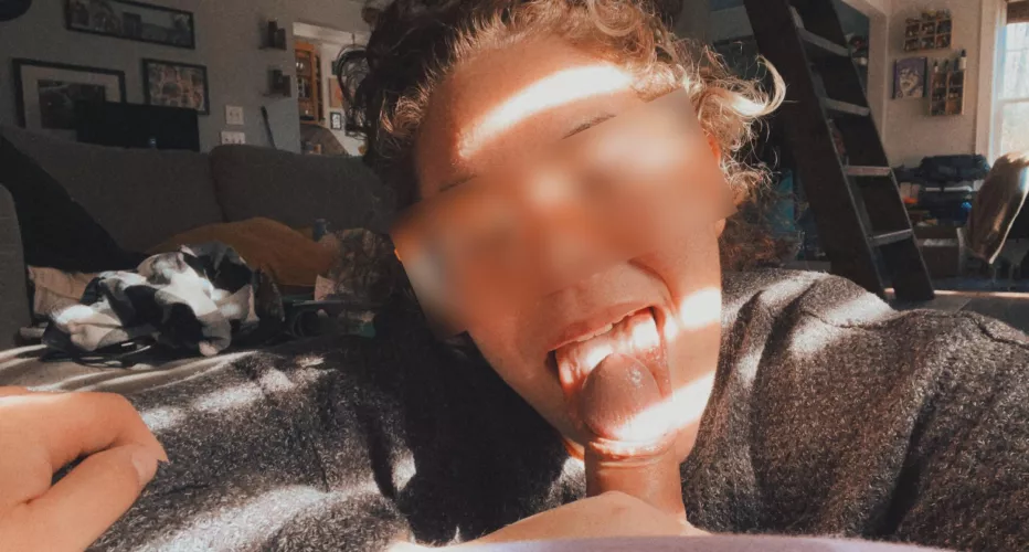 a sunny blowjob on a Monday. 😋🍆