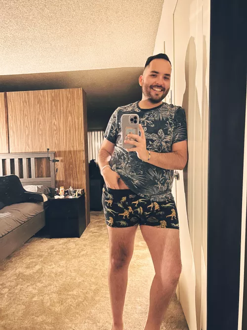 Another undie pic, but this time you get clashing patterns 🦖