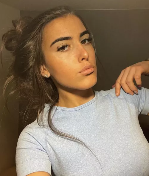 Anyone wanna wank to this slag will send better pics than this