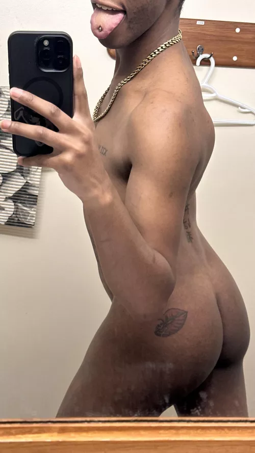 are my squats paying off 🥴